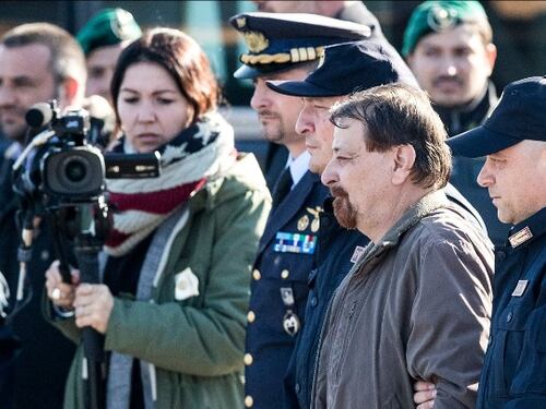 Cesare Battisti in galera. Ora caccia a chi l'ha aiutato
