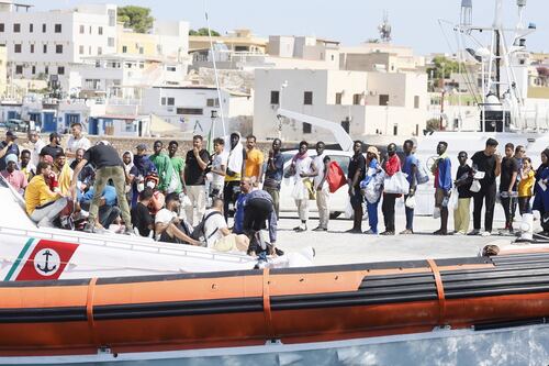 Migranti, Porro dà la cifra choc: a quanto ammonta il "conto" per l'accoglienza