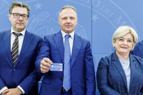 Carta Dedicata a te, a chi andrà il bonus per la spesa: cosa c'è da sapere