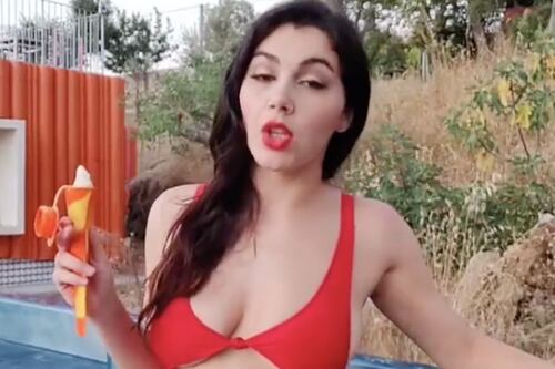 Valentina Nappi, così la pornostar umilia i no-vax: "Con tutte le pi**e che vi fate..."