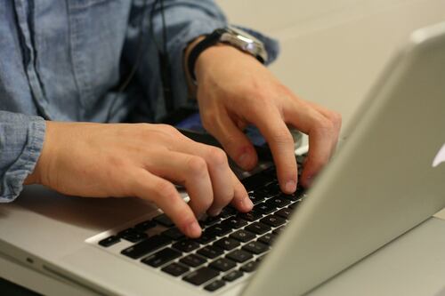 Finto poliziotto lo ricatta sul web: 39enne si uccide