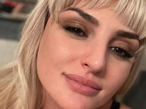 Arisa infuoca la notte dei fan, la posa provocante e loro sognano