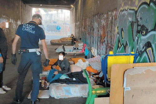 Porta Portese, via giacigli e tende dai sottopassi