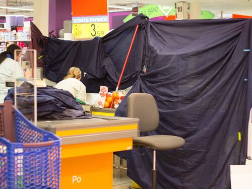 Poggia sul nastro della cassa il cadavere del figlio accoltellato, orrore al supermercato