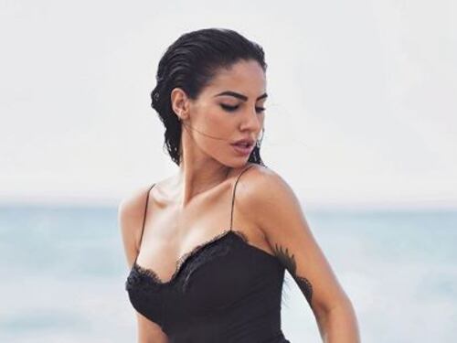 Le "corna" di Giulia De Lellis in vetta a tutte le classifiche di vendita