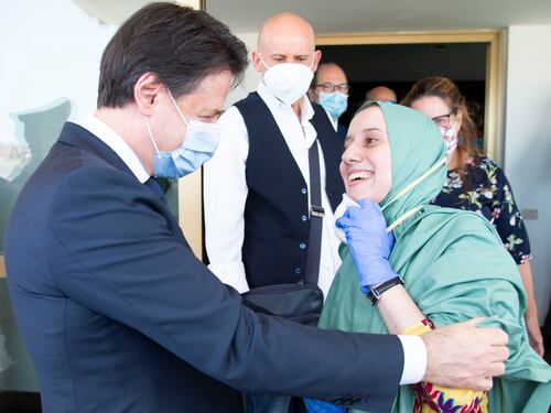 Giuseppe Conte viola il suo dpcm semi abbraccio a Silvia Romano