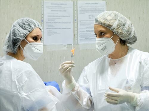 Coronavirus: meno casi e decessi, più ricoveri e terapie intensive