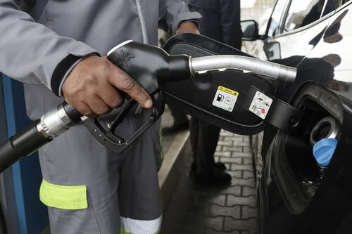 Guerra e benzina alle stelle: il governo taglia 25 centesimi al litro e colpisce gli speculatori