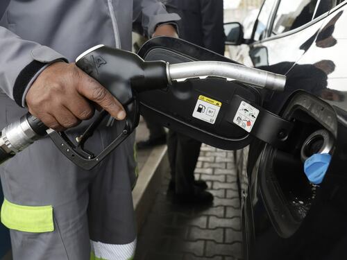 Guerra e benzina alle stelle: il governo taglia 25 centesimi al litro e colpisce gli speculatori