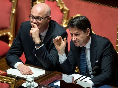 Mascherine, Conte nel ridicolo “Ce lo ha ordinato la Dadone”