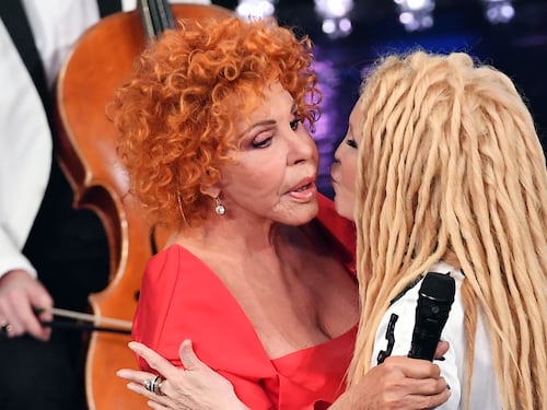 Vanoni superstar all'Ariston. Gag con la Raffaele e bacia Patty Pravo