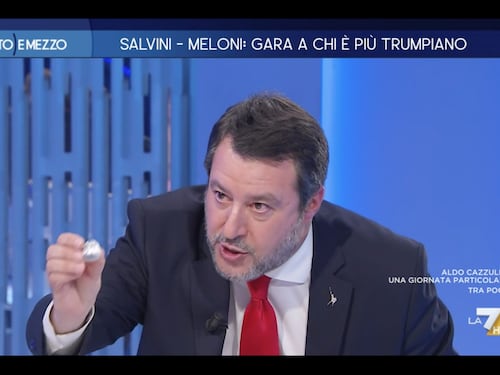 Otto e mezzo, il “bacio” di Salvini a Gruber: il gesto per la pace