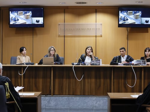 Giustizia, l’assurdo caso di Nocera: ha scarcerato “per errore” tre detenuti per reati gravi, il Csm lo promuove