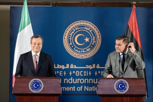 Draghi a Tripoli, sinistra all'attacco per i migranti: "Il premier chiama salvataggi i lager in Libia"
