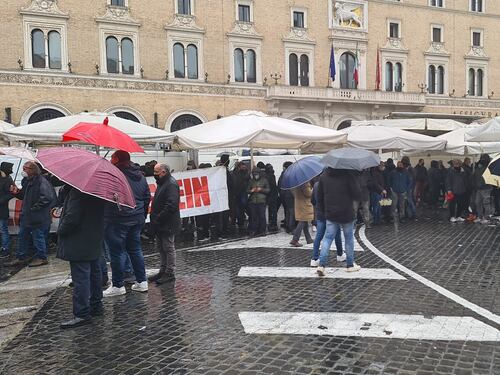 Caos licenze, gli ambulanti di Roma occupano piazza Venezia