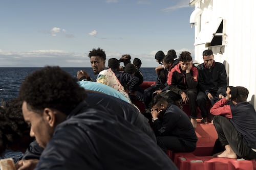 La mano di Giorgia sposta i migranti verso la Francia: il colloquio con Macron