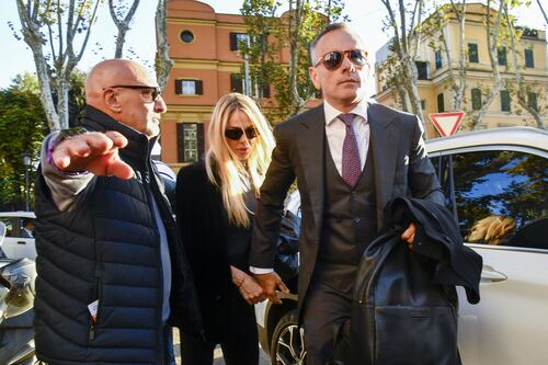 Totti e Ilary, faccia a faccia in tribunale. L'ex calciatore: "Mai nascosto le borse"
