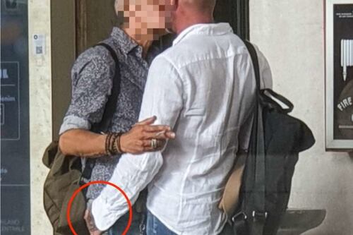Chi è il famoso cantante tanto amato dalle donne che bacia un uomo? Lo scoop di Dagospia