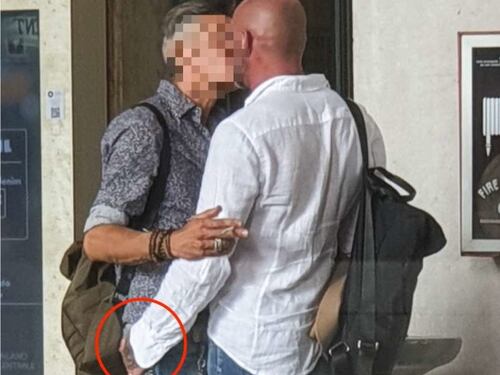 Chi è il famoso cantante tanto amato dalle donne che bacia un uomo? Lo scoop di Dagospia