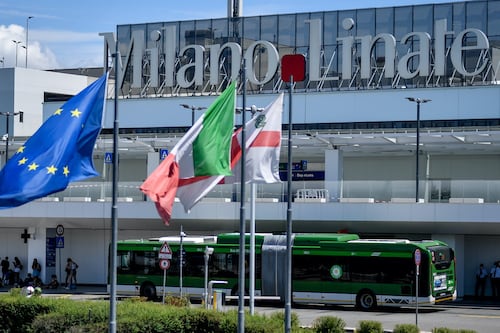 Volo Milano-Roma, il politico in aereo non cede il posto in prima fila