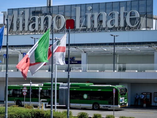 Volo Milano-Roma, il politico in aereo non cede il posto in prima fila