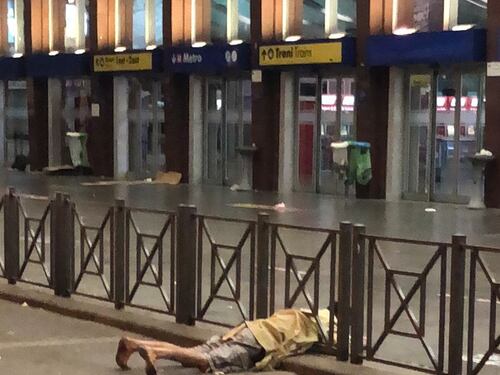 Barbone ubriaco si accascia davanti alla stazione Termini