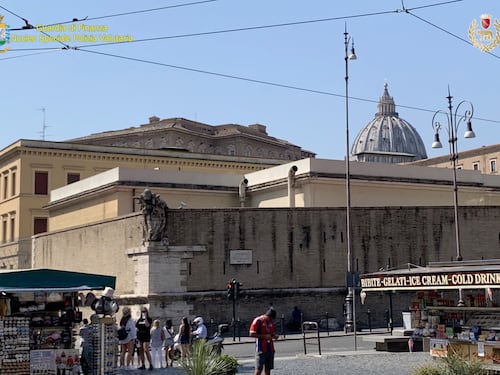 Corruzione nella gestione del commercio ambulante a Roma, 18 arresti