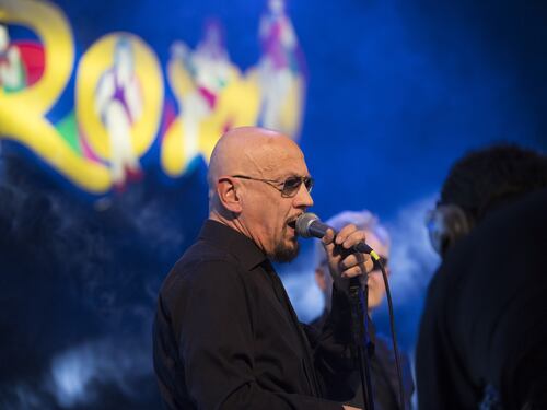 Enrico Ruggeri vuole riaprire tutto: "C'è un positivo ogni 400 persone, ora basta"