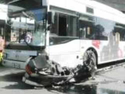 Centauro muore contro un bus