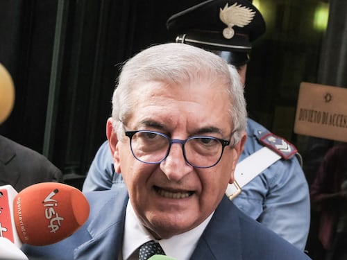 Rieti, ordigno incendiario davanti alla sede di FdI. Foti: "Gesto ignobile"