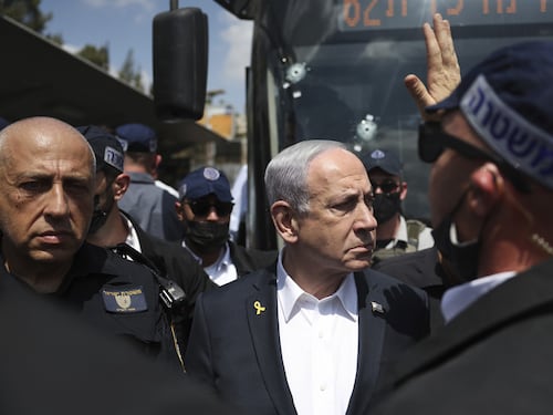 Attentato a Gerusalemme, Hamas elogia i terroristi. E Netanyahu fa accerchiare i loro villaggi