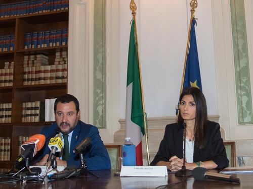 Raggi-Salvini, siamo agli insulti"Sei un chiacchierone". "E tu distratta"