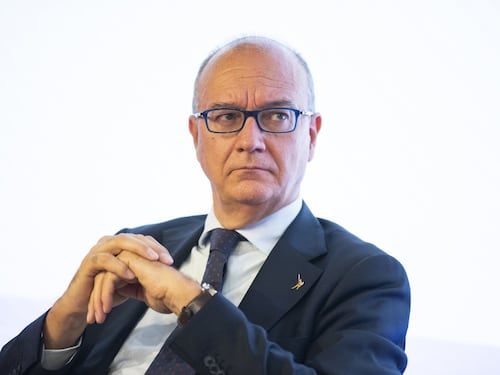 Scuola, sparisce il divieto dell'educazione sessuale alle medie. "Basta distorsioni ideologiche"
