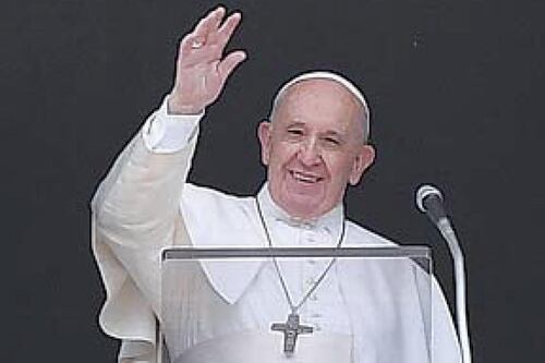 Papa Bergoglio, i vigili del fuoco e l'ascensore