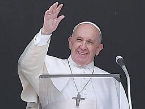 Papa Bergoglio, i vigili del fuoco e l'ascensore