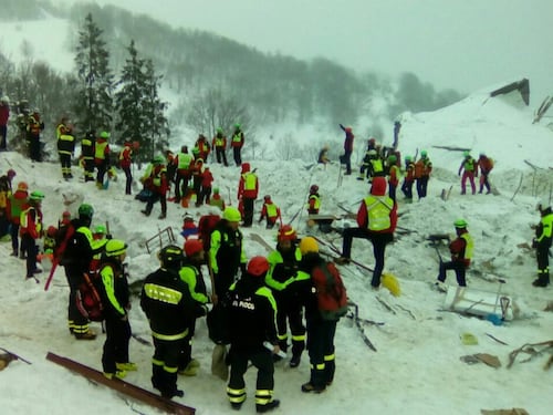 Lo sfogo dei pompieri: "Tra le macerie del Rigopiano scavano pochi vigili del fuoco"