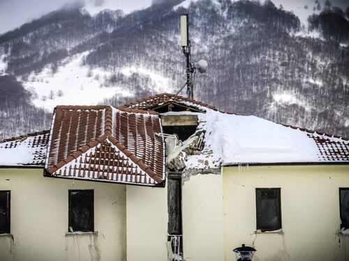 La terra continua a tremare, 30 scosse nella notte