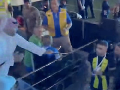 Tifoso infuriato frusta un calciatore: video da pazzi dalla Supercoppa araba
