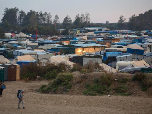 Immigrati violentano un'interprete tv nella giungla di Calais
