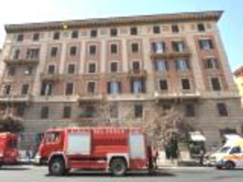 Appicca incendio in una pensione e tenta di suicidarsi