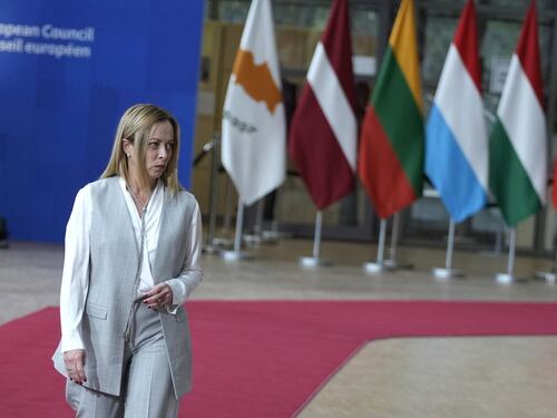 Ue chiede corridoi umanitari a Gaza. Meloni: cambio di passo sui migranti