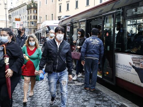 L'ondata dei contagi non si arresta: altri 10mila positivi al coronavirus e 47 morti