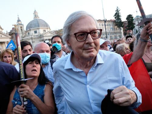 “O Casellati o Draghi”. Vittorio Sgarbi svela i piani del centrodestra e fulmina Casini