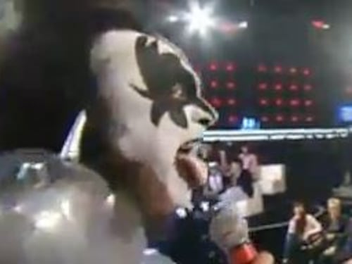 E sul sito dei Kiss finisce il volto di Gabriele Cirilli