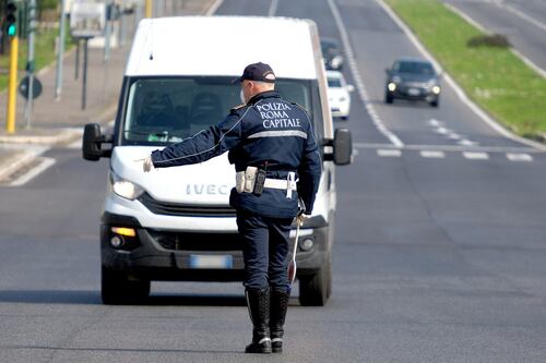 Roma, turisti irlandesi investiti da automobile sulla via Cristoforo Colombo