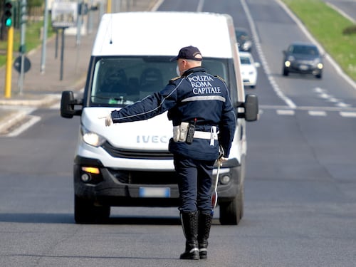 Roma, turisti irlandesi investiti da automobile sulla via Cristoforo Colombo