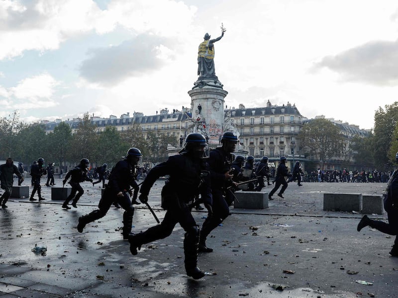Francia, Parigi messa a ferro e fuoco dall’estrema sinistra: 855 fermati, numero record