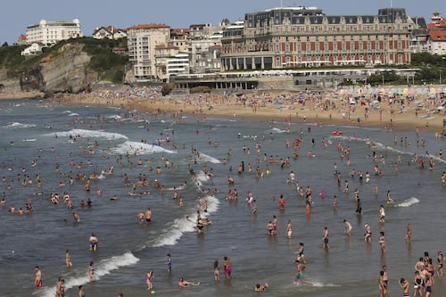 Francia, la cancel culture divide Biarritz: il giudice cambia nome a "La Négresse"