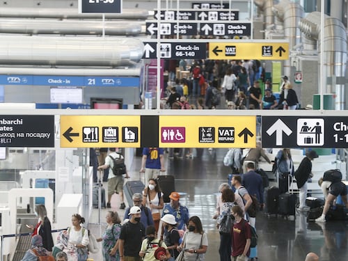 Roma, sui turisti è guerra tra taxi e ncc. Corse più salate: il reportage da Fiumicino