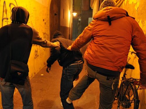 Minacciano il prof con l'accendino: ti diamo fuoco